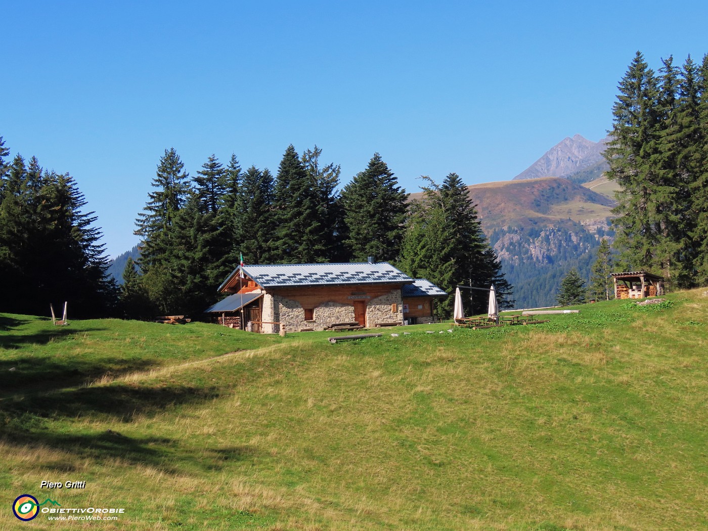 33 Rif. Alpe Cantedoldo (1500 m) con vista verso il Tre Signori.JPG